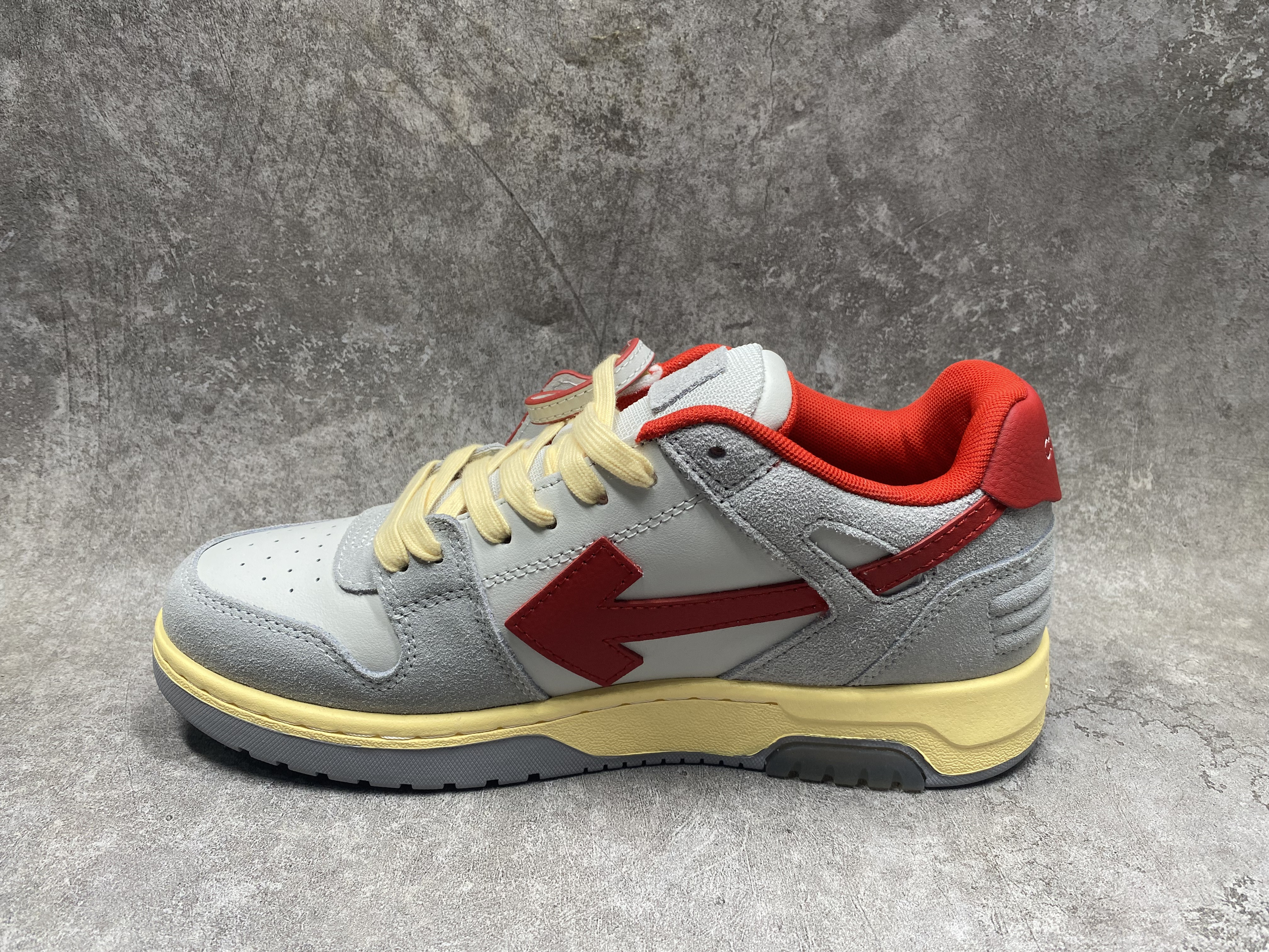 UA OFF-WHITE OUT OF OFFICE LOW