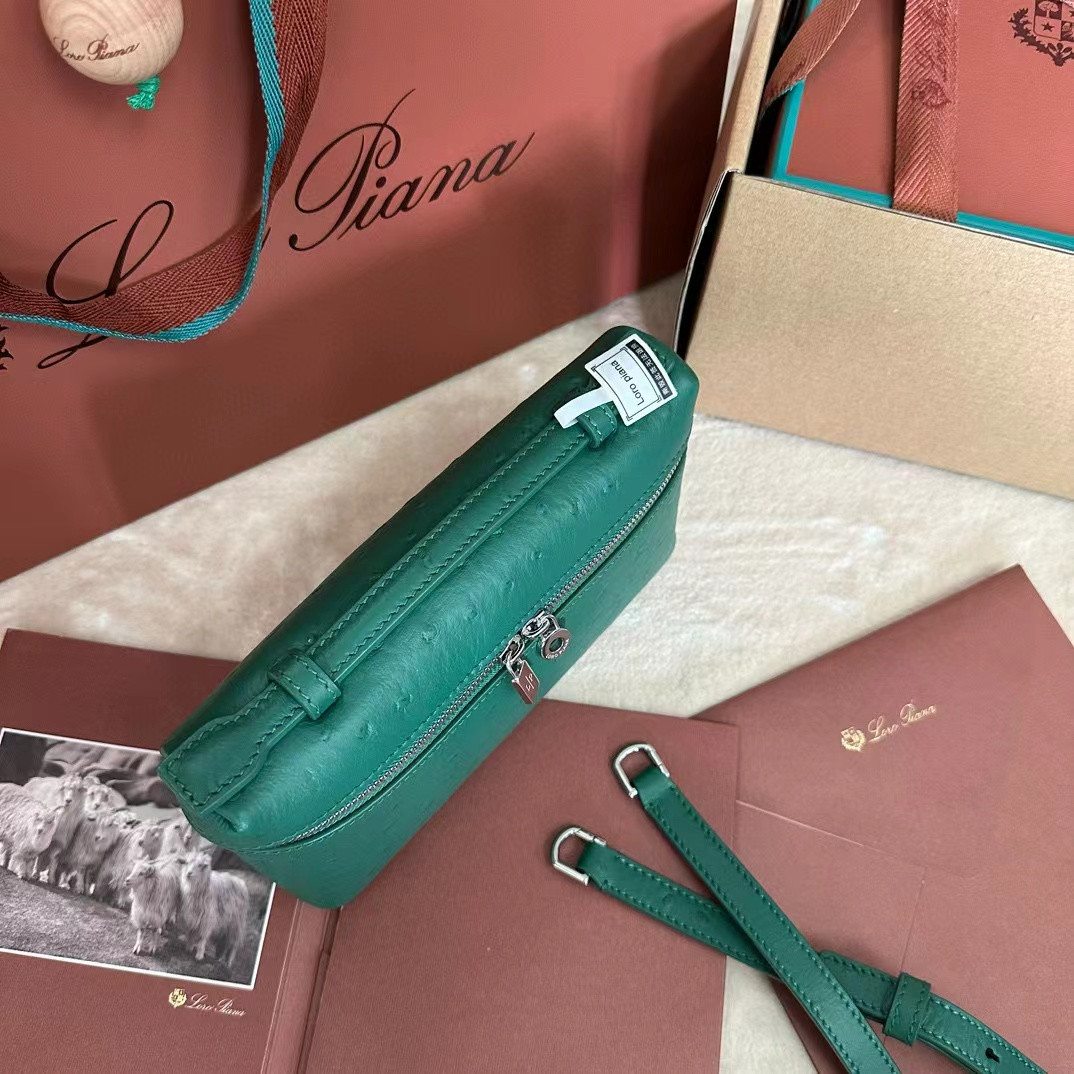 L**o p*ana extra pocket l19 ostrich-grained leather 11x19x6.5cm