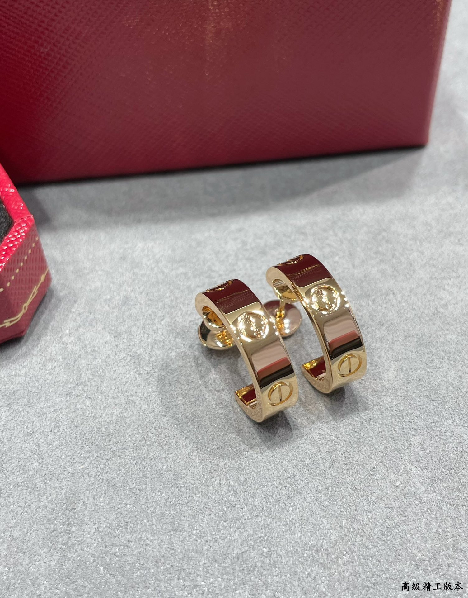 Ca*t*er wide glossy love earrings