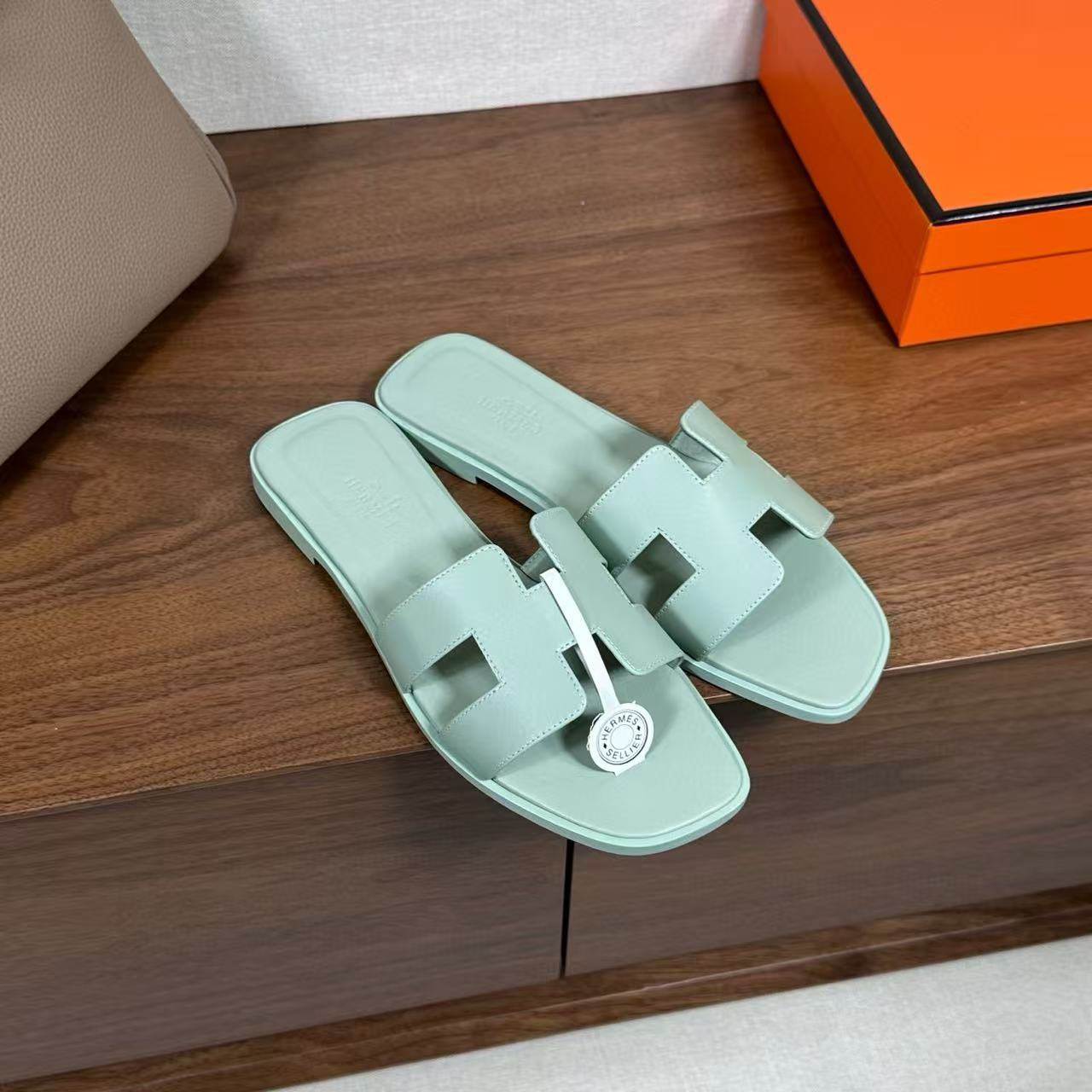 UA Hermès Oran sandal