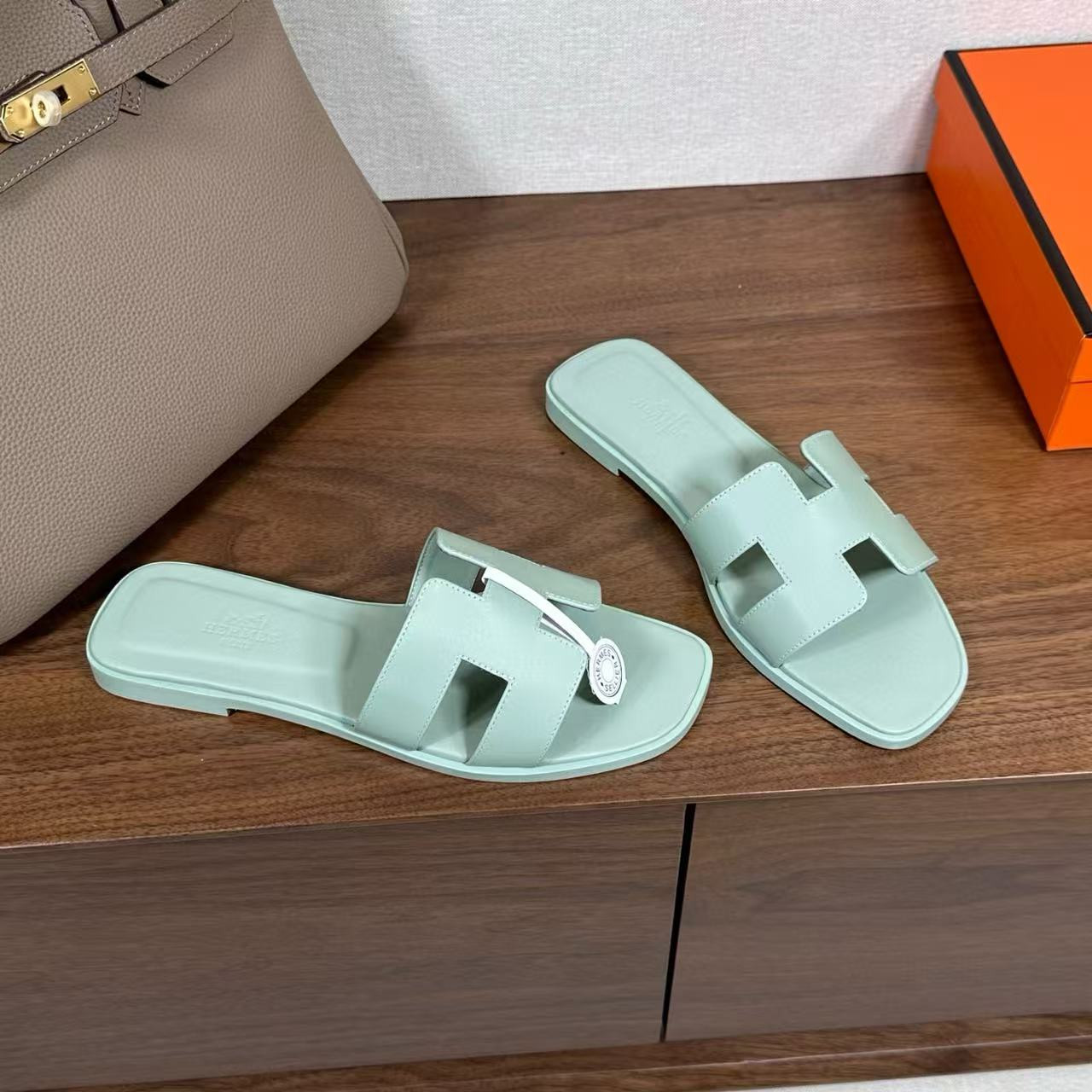 UA Hermès Oran sandal