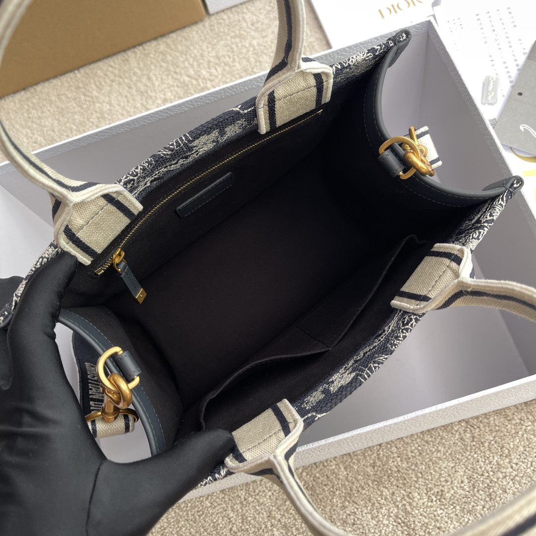 D*or  book tote  reverse  26.5×21×14cm