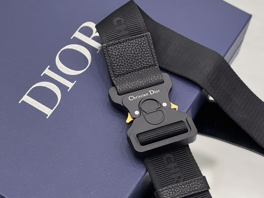 ch**an D*or x shawn stussy grained calfskin saddle 26 x 19 x 4.5 cm