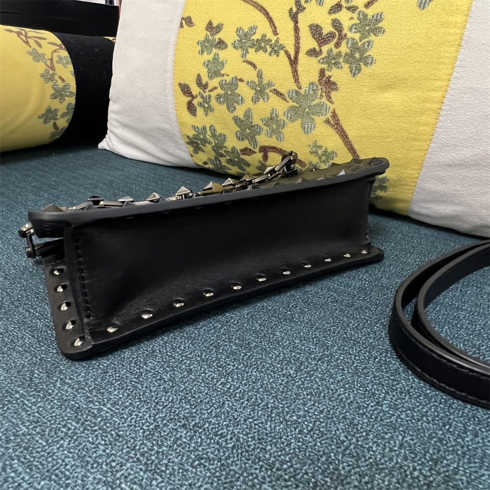 VALENTINO GARAVANI ROCKSTUD23 SMALL SMOOTH CALFSKIN SHOULDER BAG BLACK