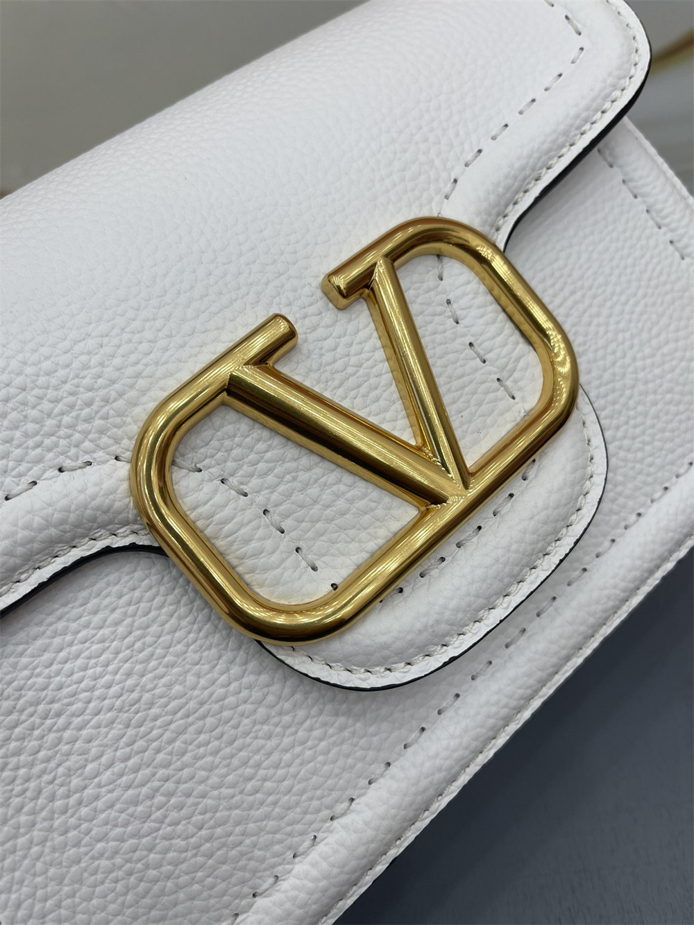 VALENTINO GARAVANI ALLTIME GRAINY CALFSKIN SHOULDER BAG IVORY 23.5x18X8cm