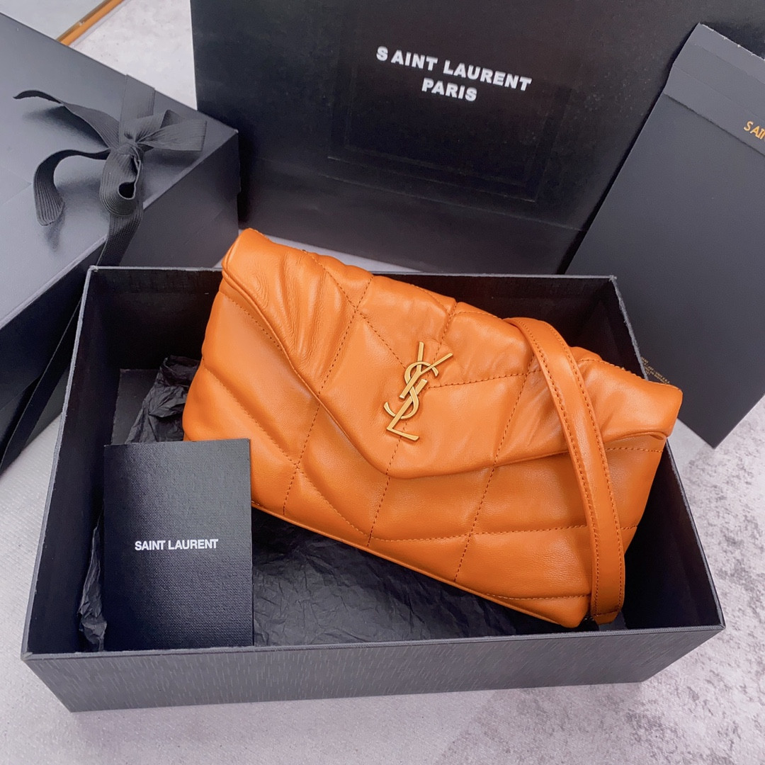 Y*L puffer in leather orange 23 x 15.5 x 5.8 cm