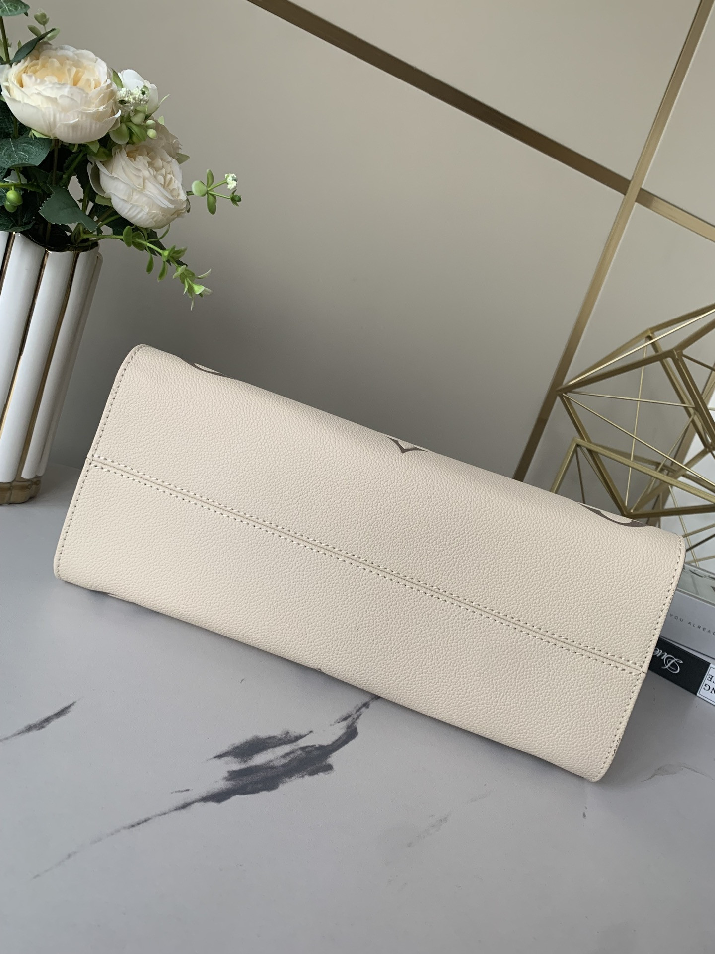 LV Onthego MM M45493 13.8 x 10.6 x 5.5 inches