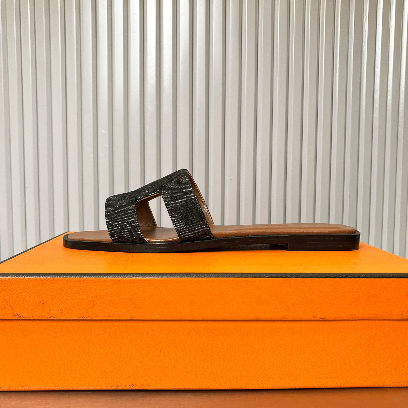 UA Hermès Oran sandal