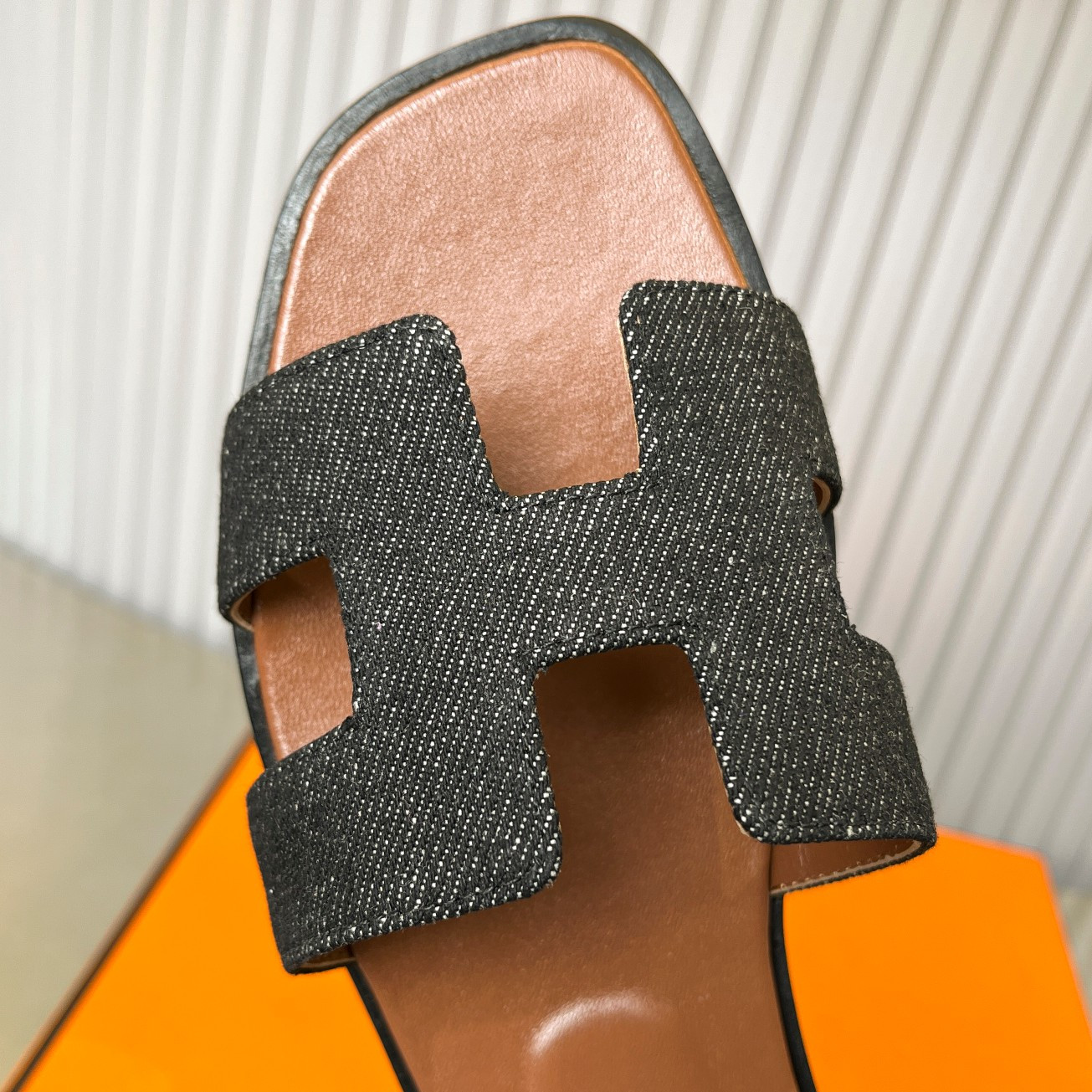 UA Hermès Oran sandal