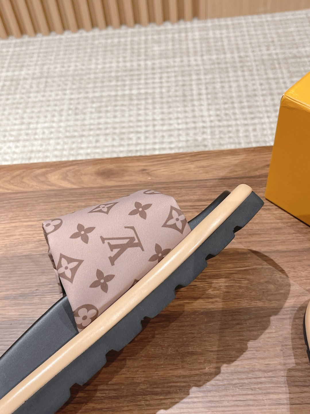 UA LV Pool Pillow Flat Comfort Mule