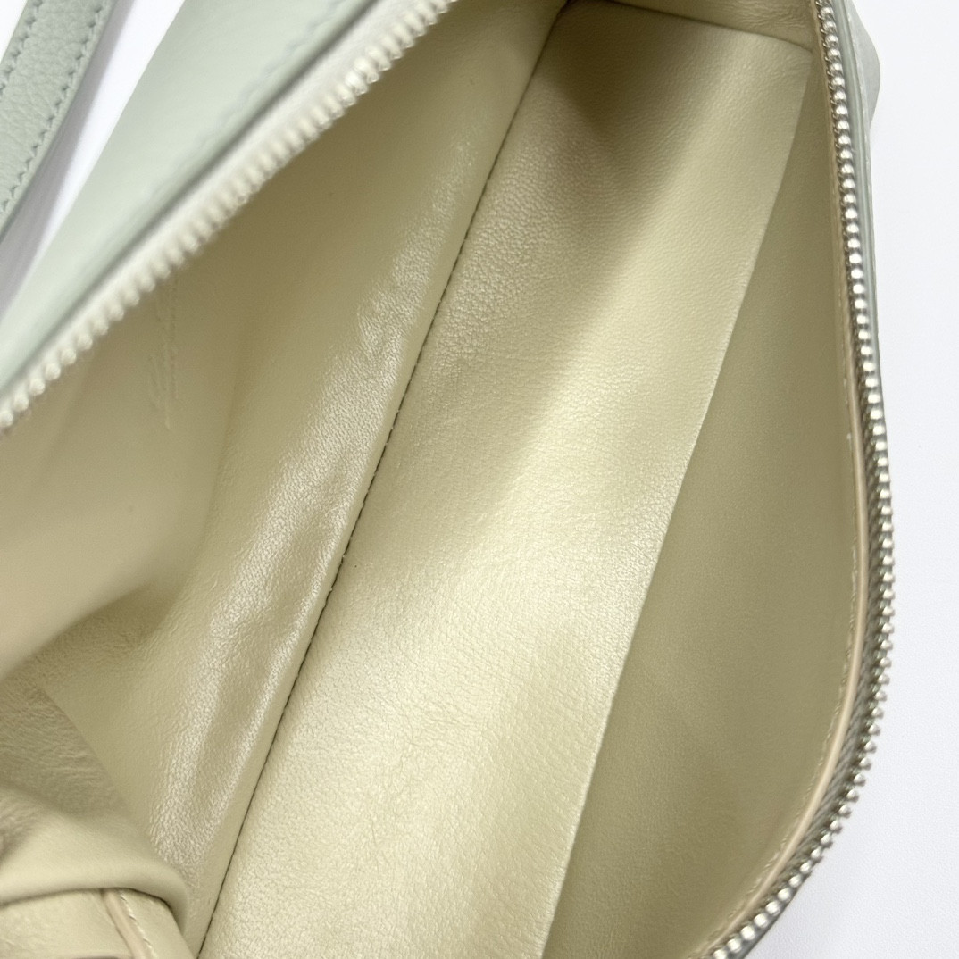 L**o p*ana extra pocket l19 grained calfskin 11 x 19 x 6.5 cm