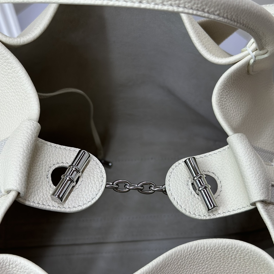 L**o p*ana large bale bag grained calfskin 24 x 20 x 27 cm