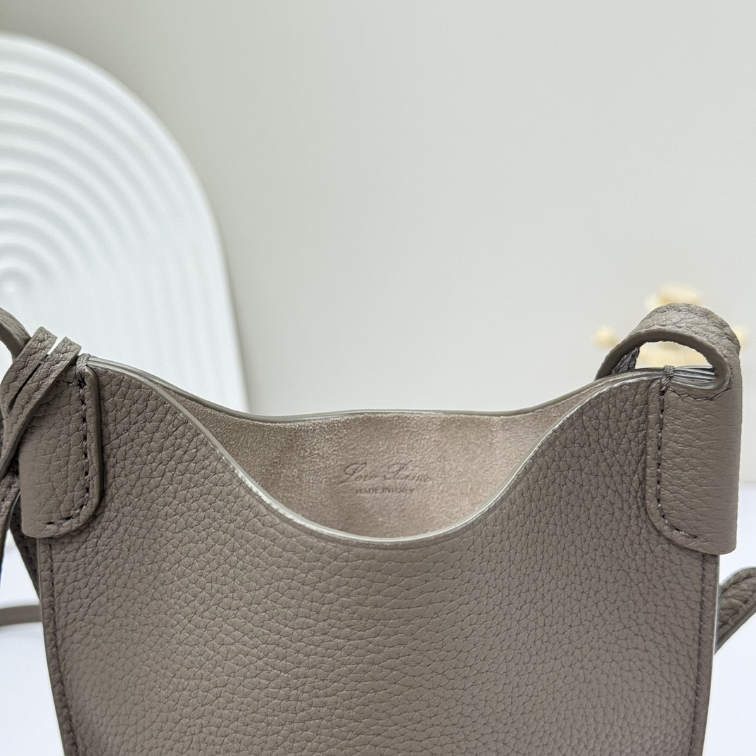 L**o p*ana mini bale bag calfskin 20x15x4cm