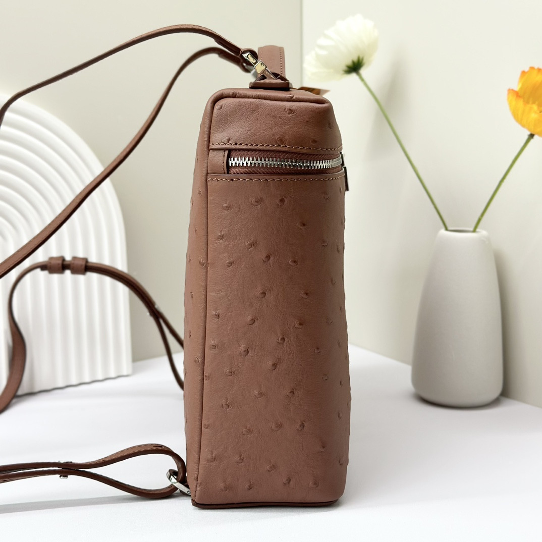 L**o p*ana extra pocket backpack l23.5 ostrich-grained leather 23 x 21 x 8 cm