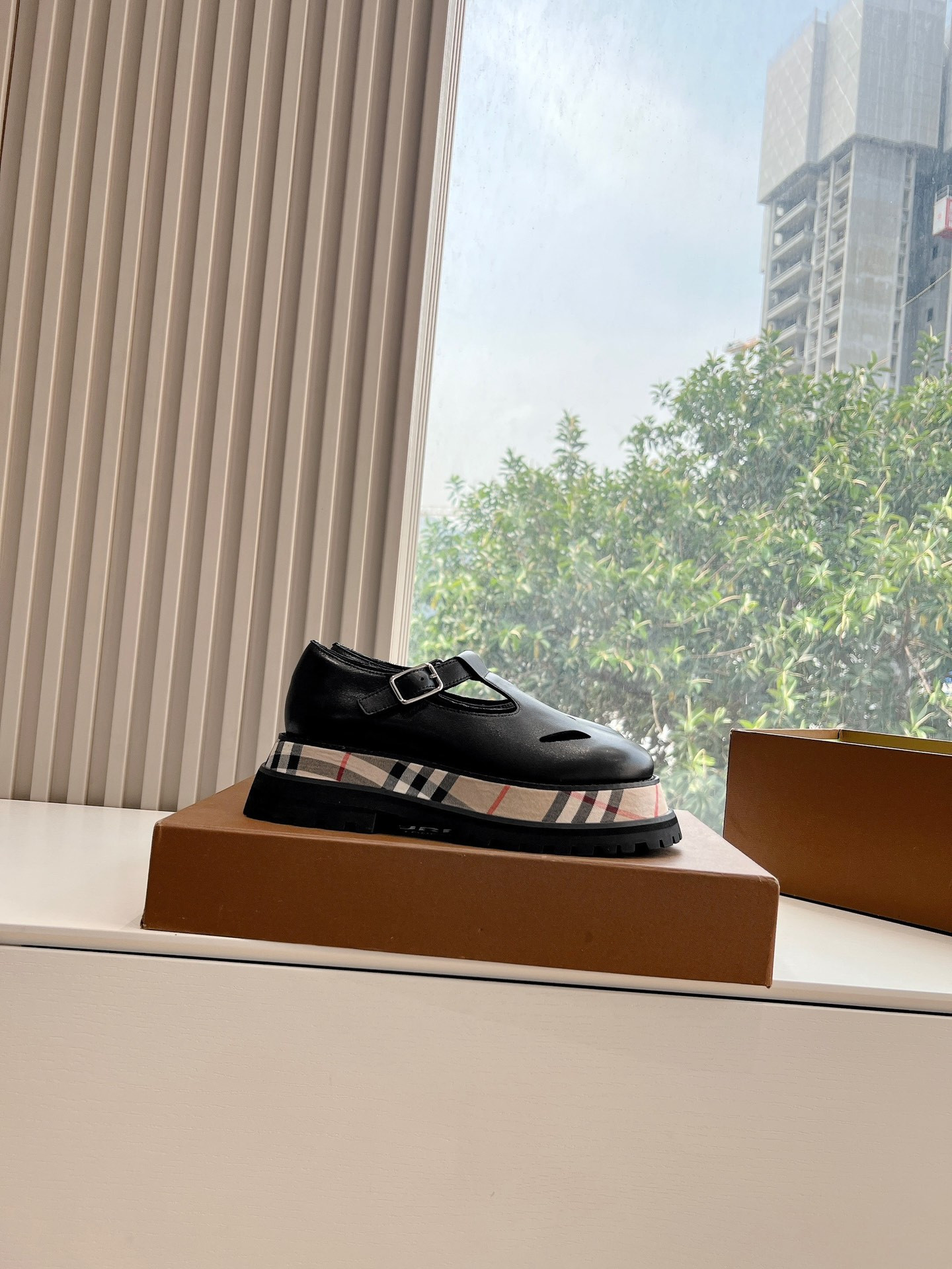 ua B**rry check leather flats