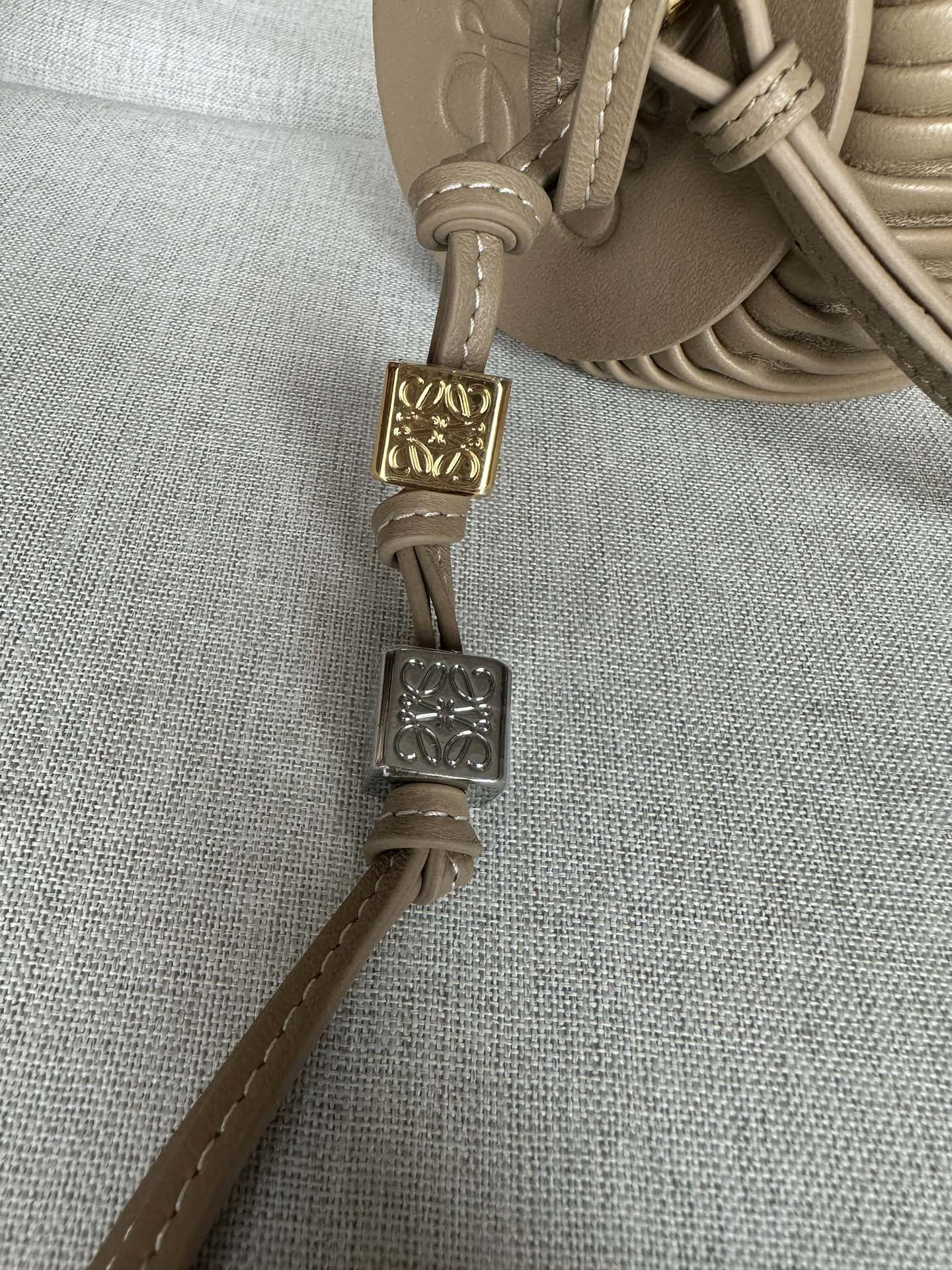 L0ew* bracelet pouch in pleated nappa 25x10x10cm