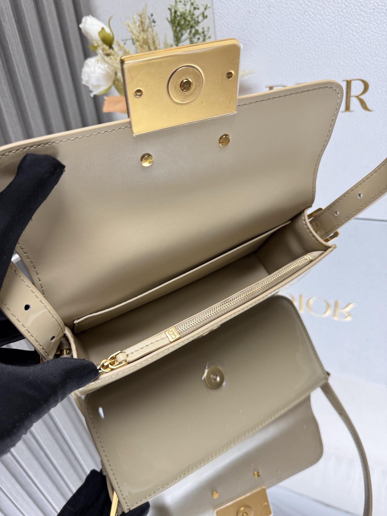 D*or miss D*or flap bag 22 x 11 x 6 cm(patent calfskin)