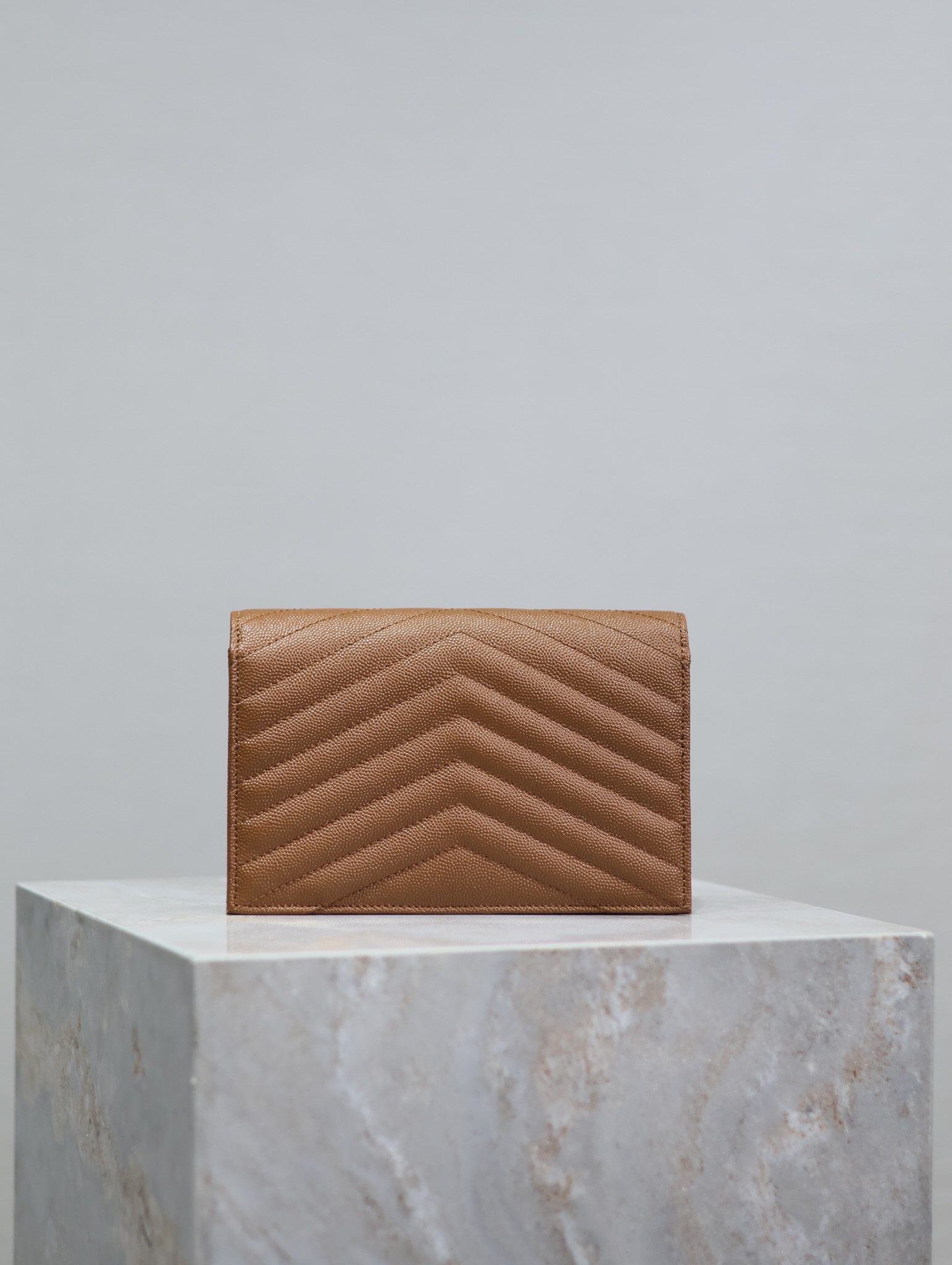 Y*L cassandra woc envelope chain wallet in grained poudre leather 19 x 12.5 x 3.5 cm