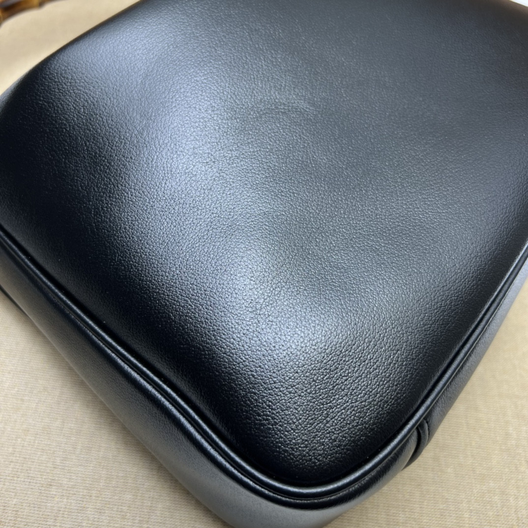 G*u*i diana medium shoulder bag 30x23x6.5cm