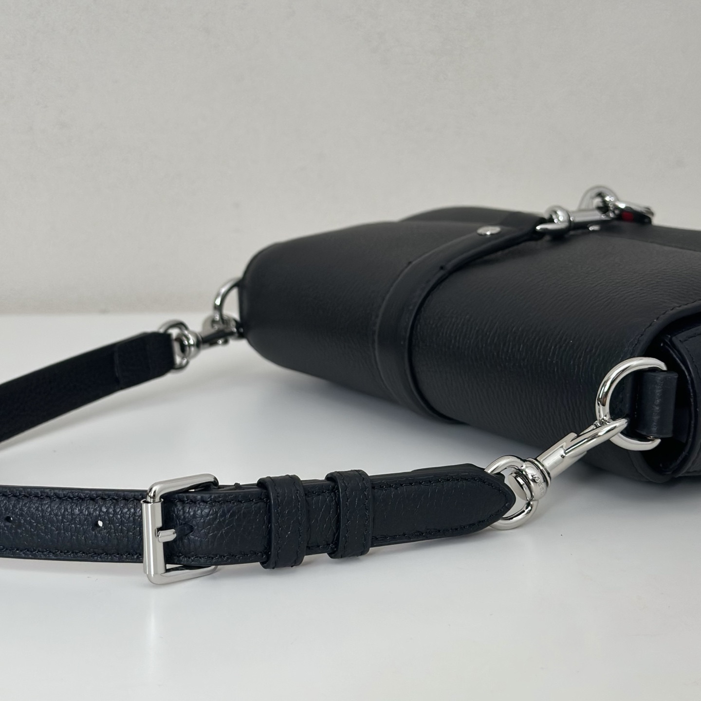 G*u*i small crossbody bag with hook closure 23.5 x 12.5 x 6.5 cm