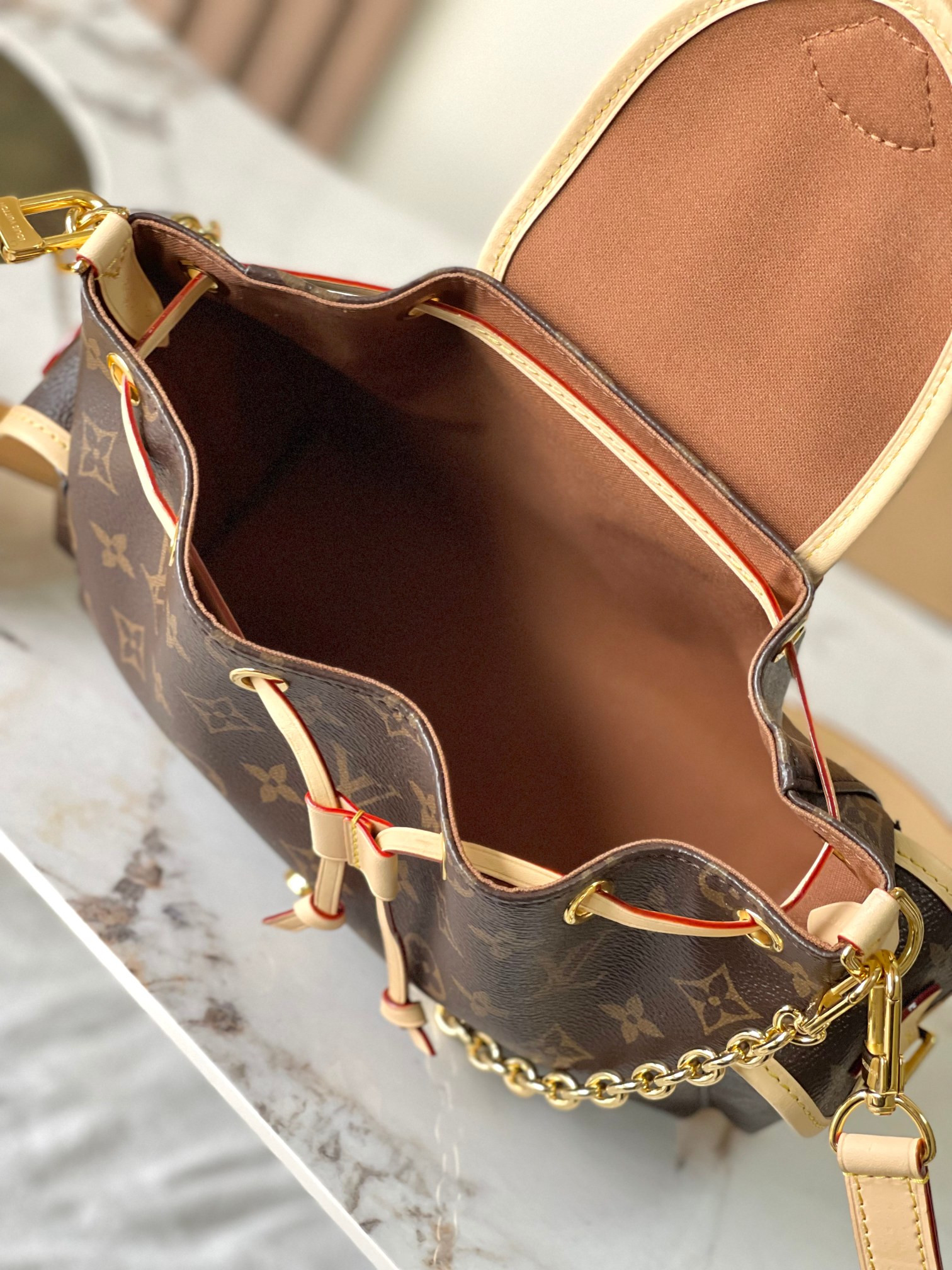 LV Odysse M25085 27 x 17 x 12 cm