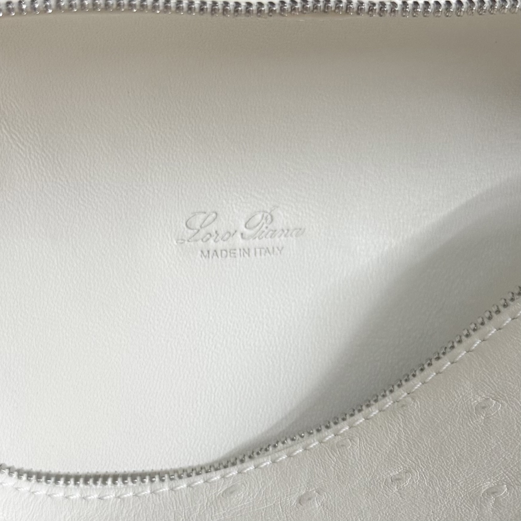 L**o p*ana extra pocket l19 ostrich-grained leather 11 x 19 x 6.5 cm