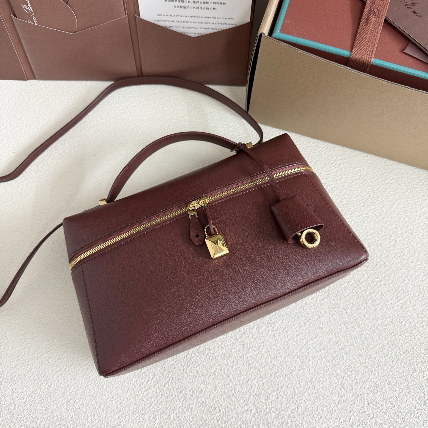 L**o p*ana extra pocket l27 calfskin 16x27x10cm