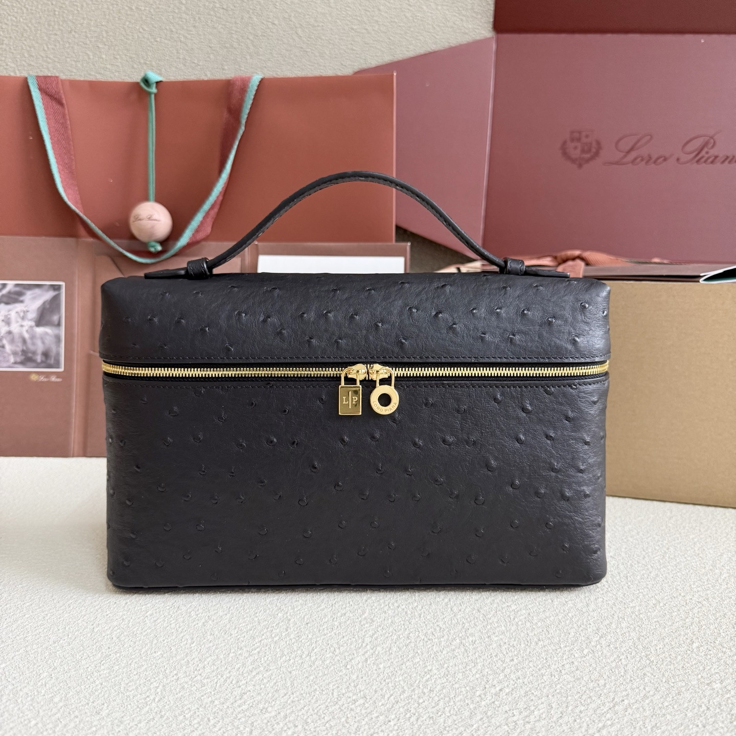 L**o p*ana extra pocket l27 ostrich-grained leather 16x27x10cm