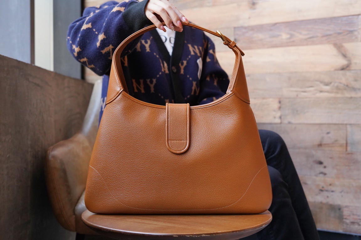 Aphrodite medium shoulder bag