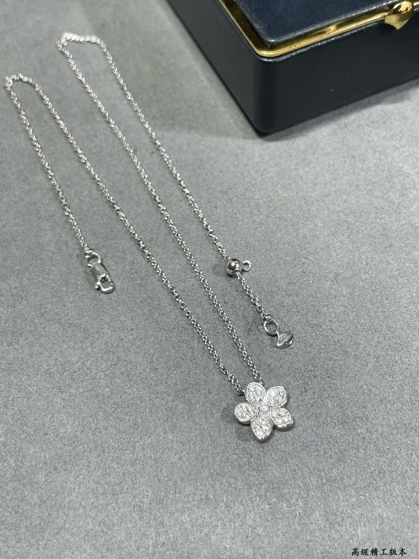 Graff Flower Pendant Necklace Ag925