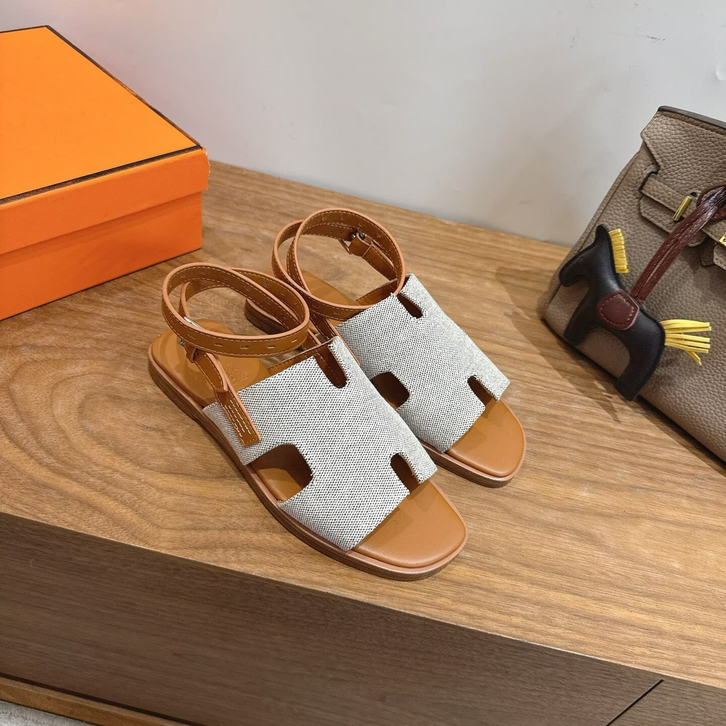 ua H**me5 maya sandal