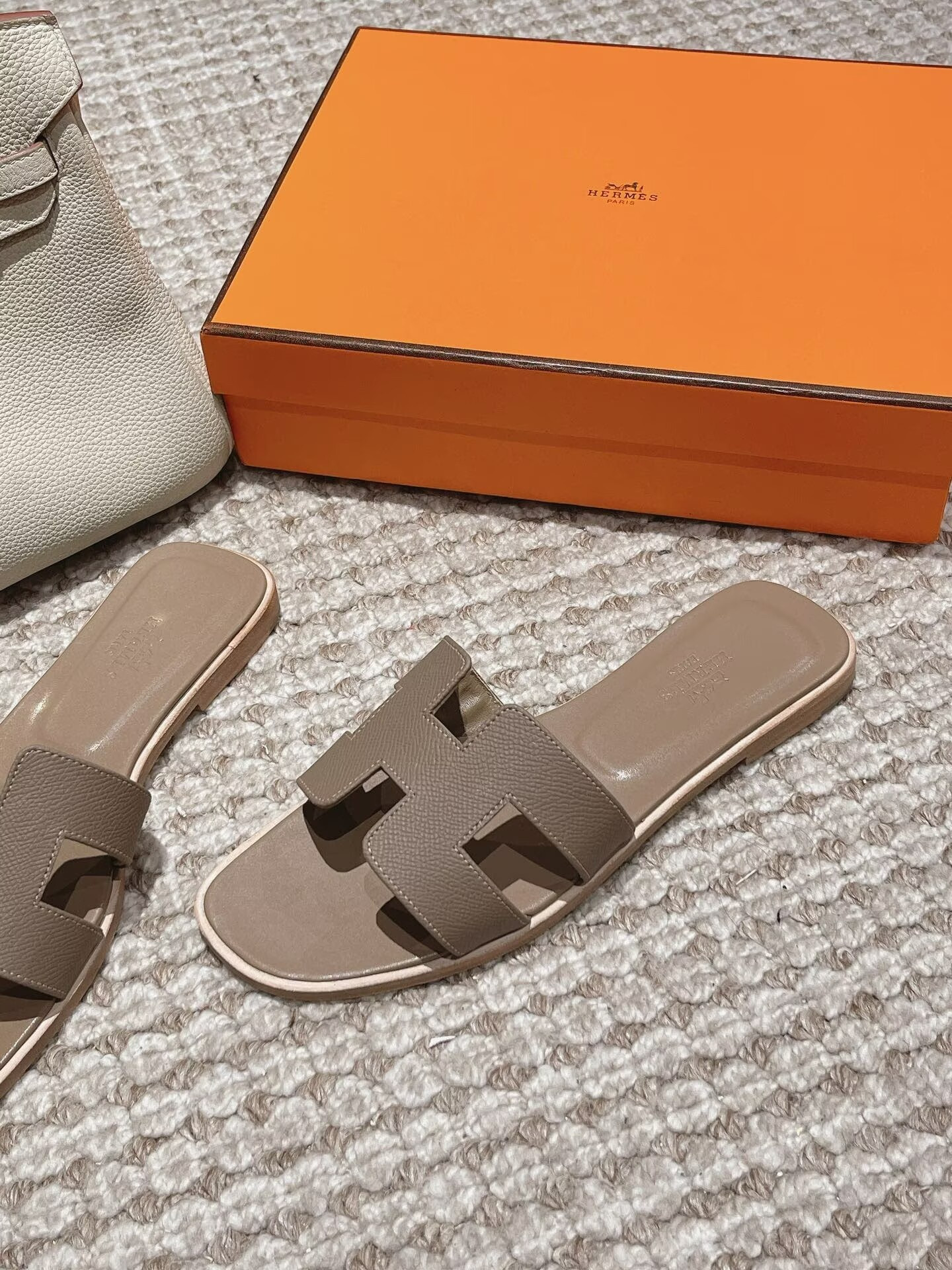 ua H**me5 oran sandal