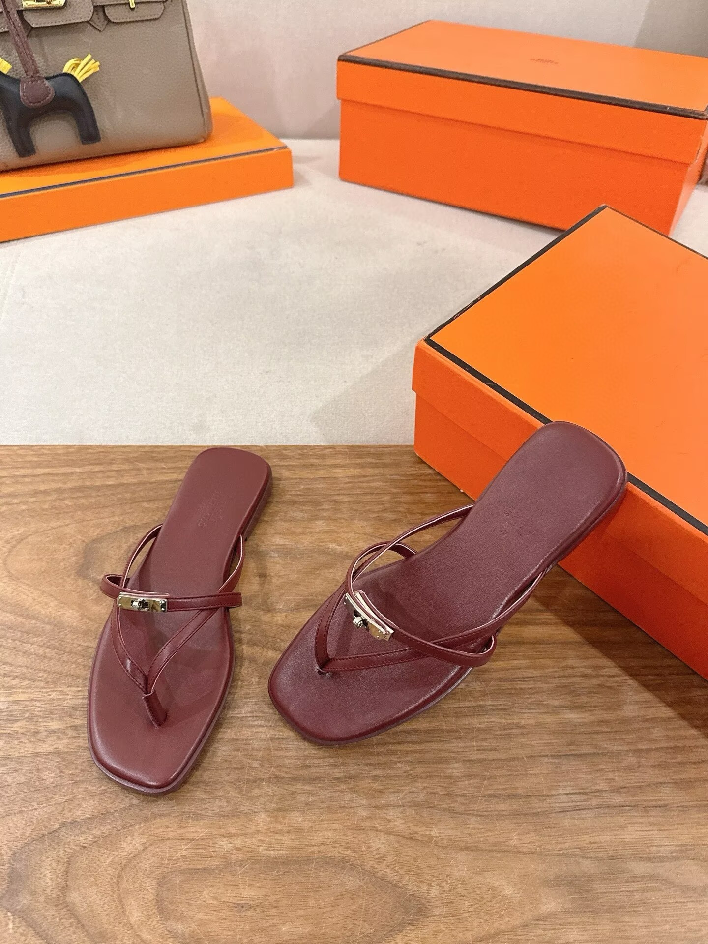 ua H**me5 miss sandals