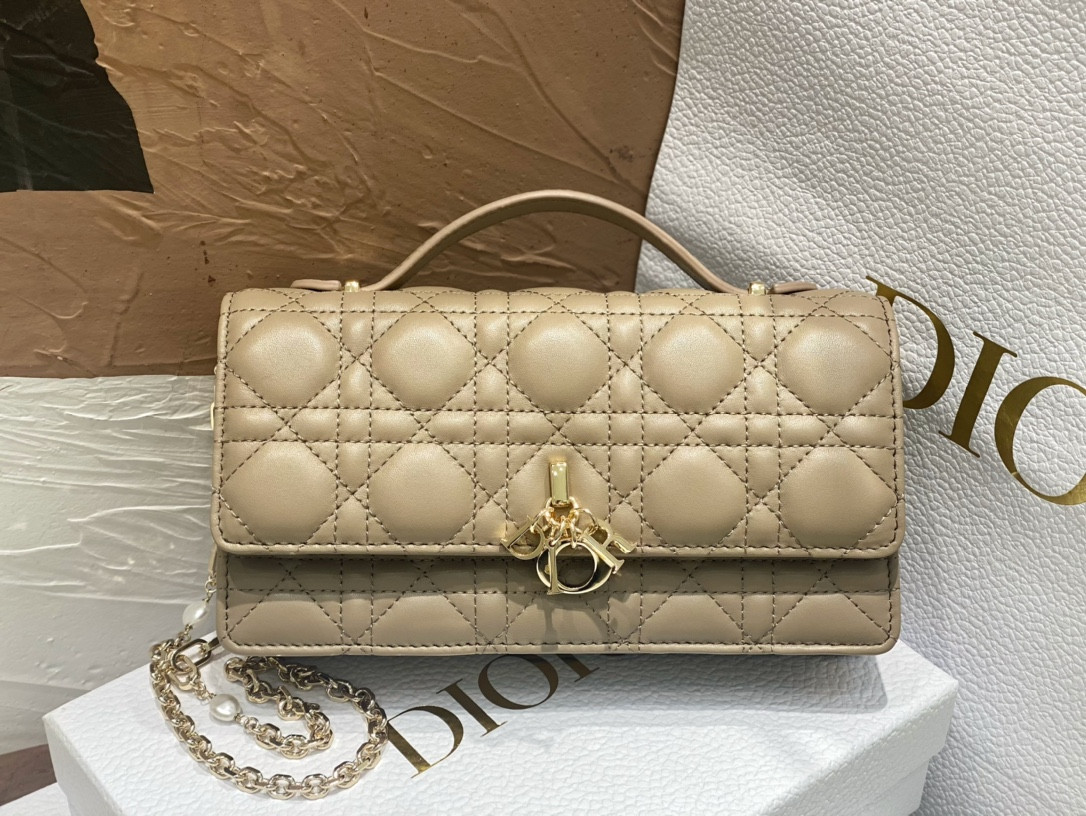 MISS D10r Mini Handbag Beige Cannage Woven Pattern Lambskin S0980ONMJ_M52U 21 x 11.5 x 4.5 cm