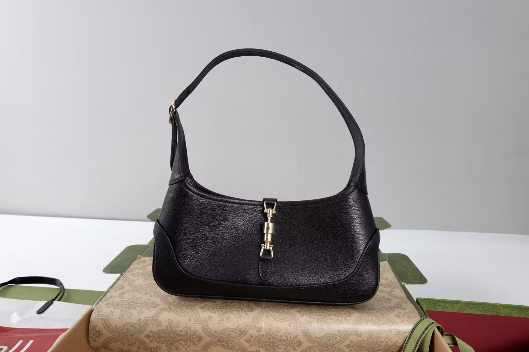 Gvc*1 jackie slim shoulder bag 27x13x3.5cm
