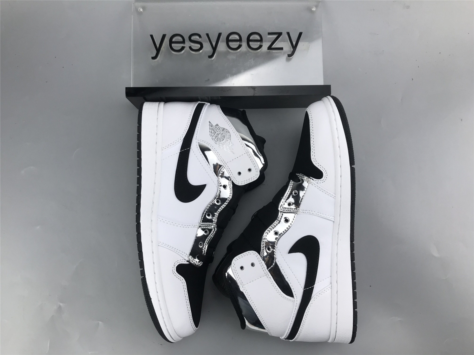 UA AIR JORDAN 1 MID