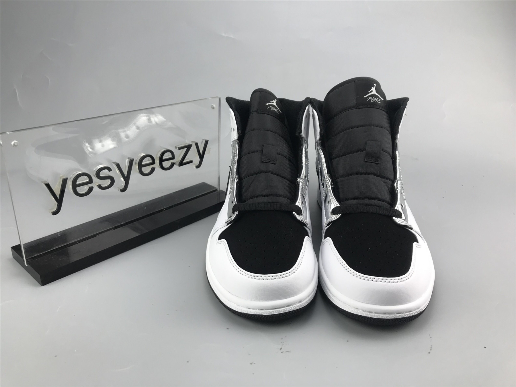 UA AIR JORDAN 1 MID