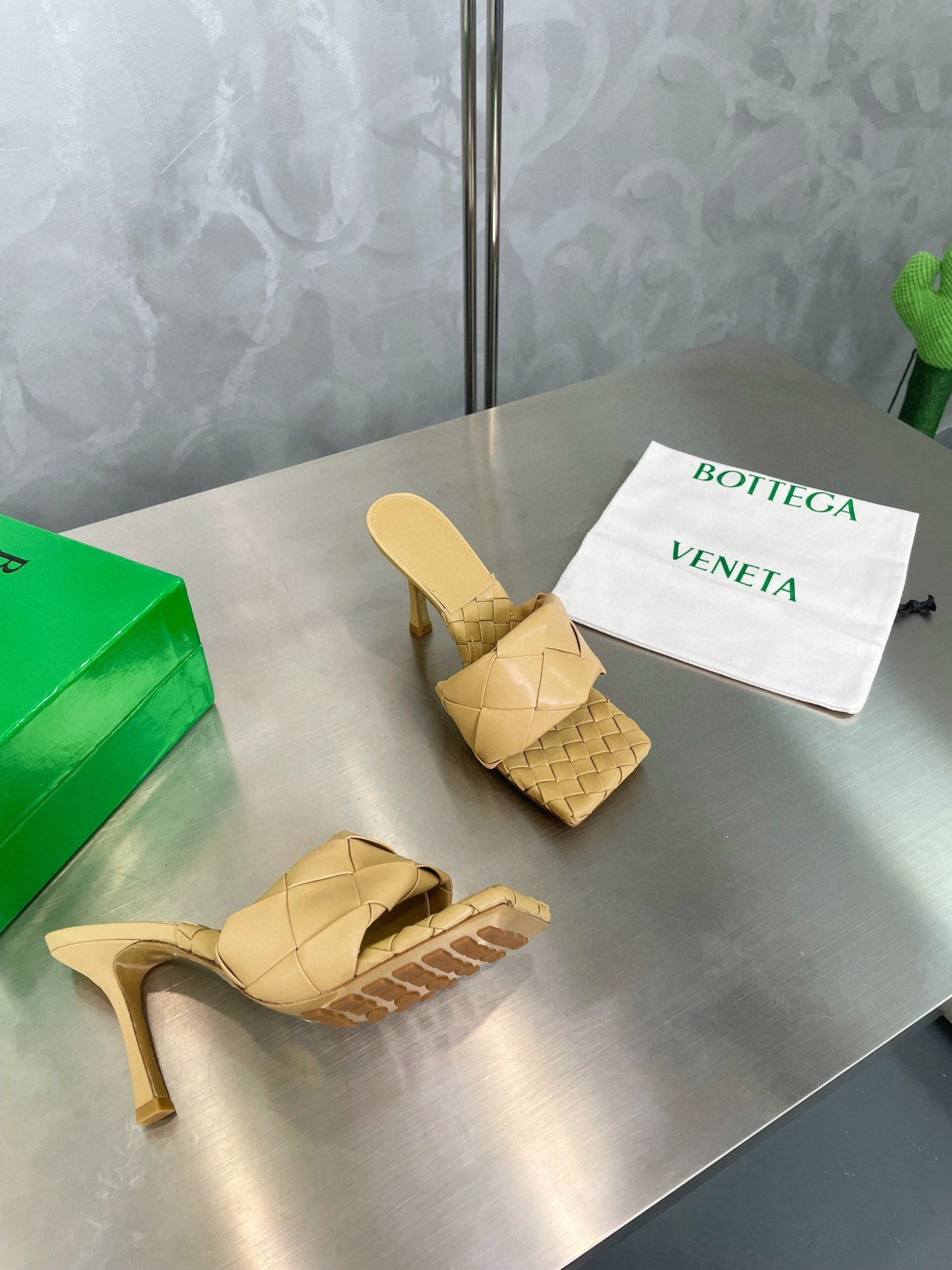 UA Bottega Veneta Lido Slides
