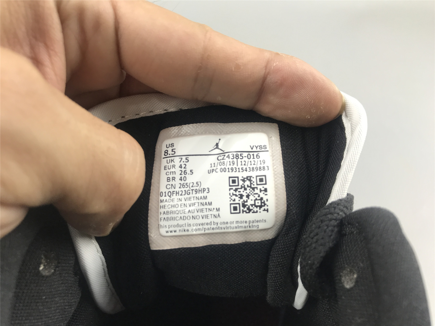 UA WMNS AIR JORDAN 1 MID SE