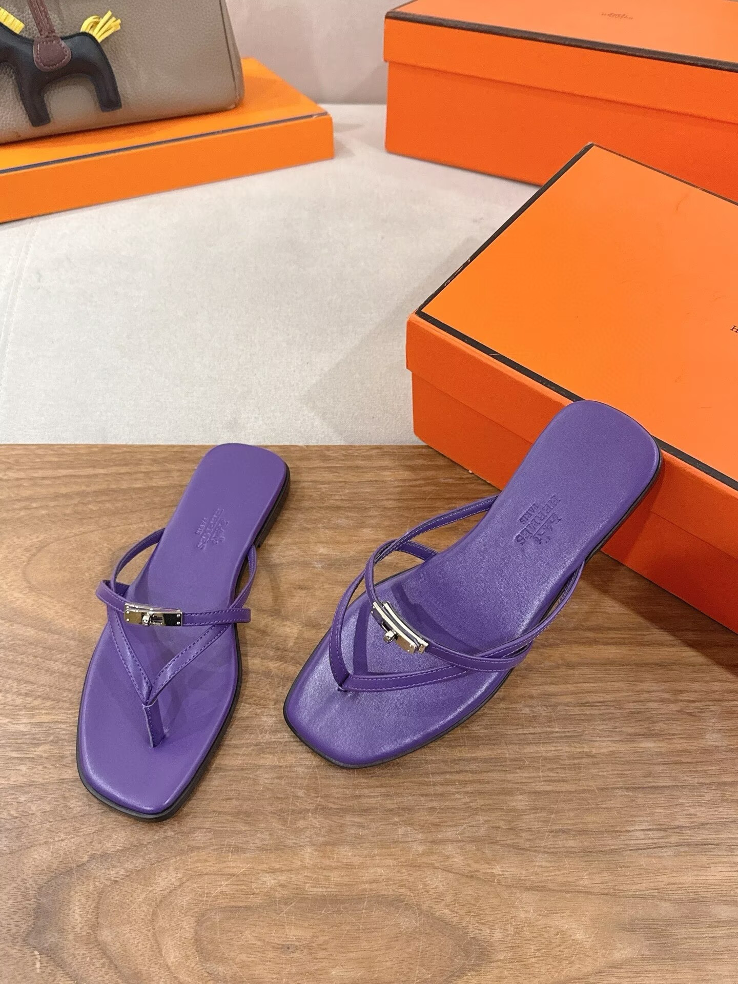 ua H**me5 miss sandals