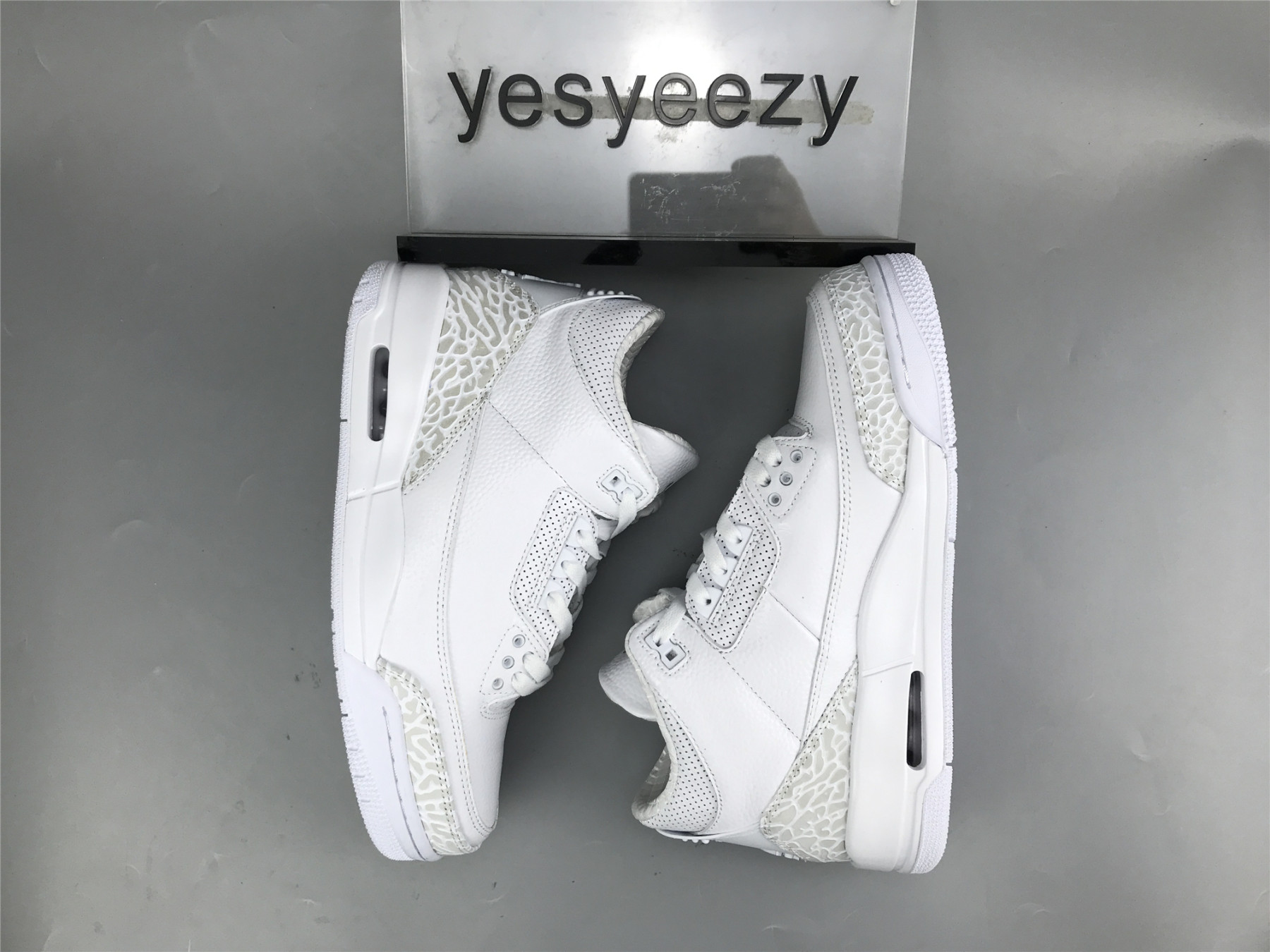 UA AIR JORDAN 3 RETRO