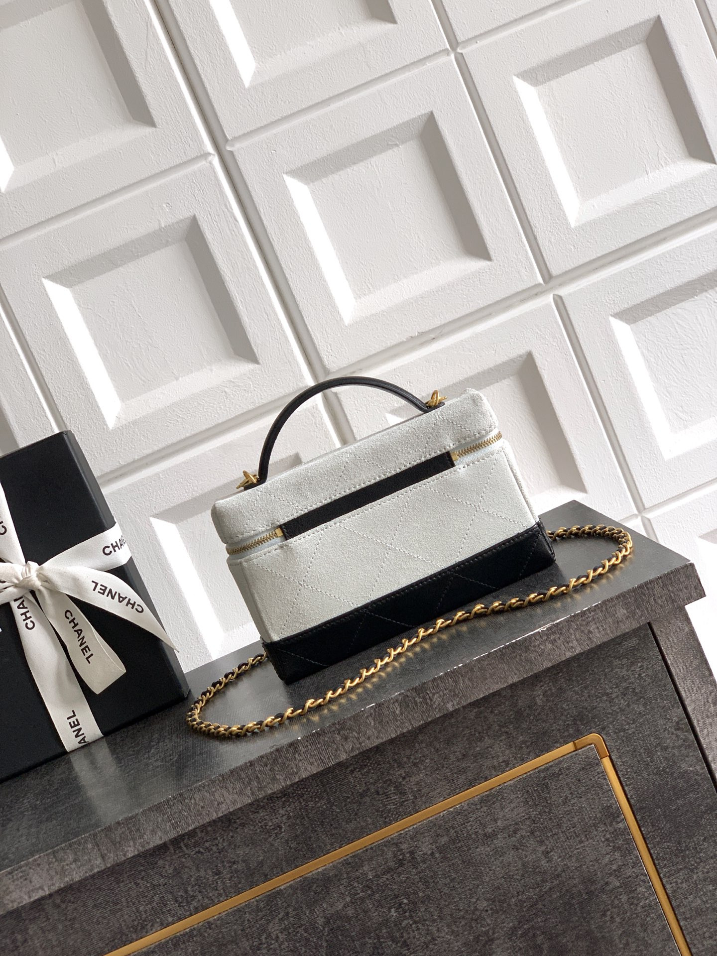 Chanel Vanity with Chain AP5186 17x19.5x5cm