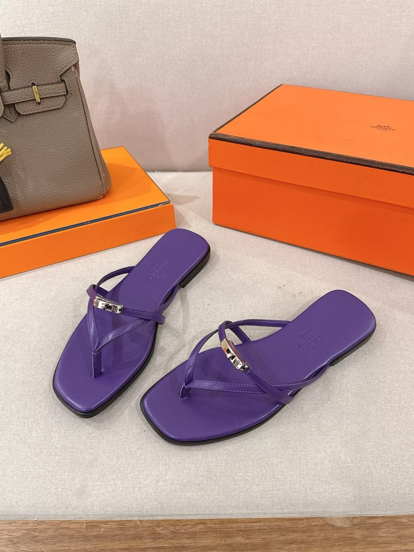 ua H**me5 miss sandals