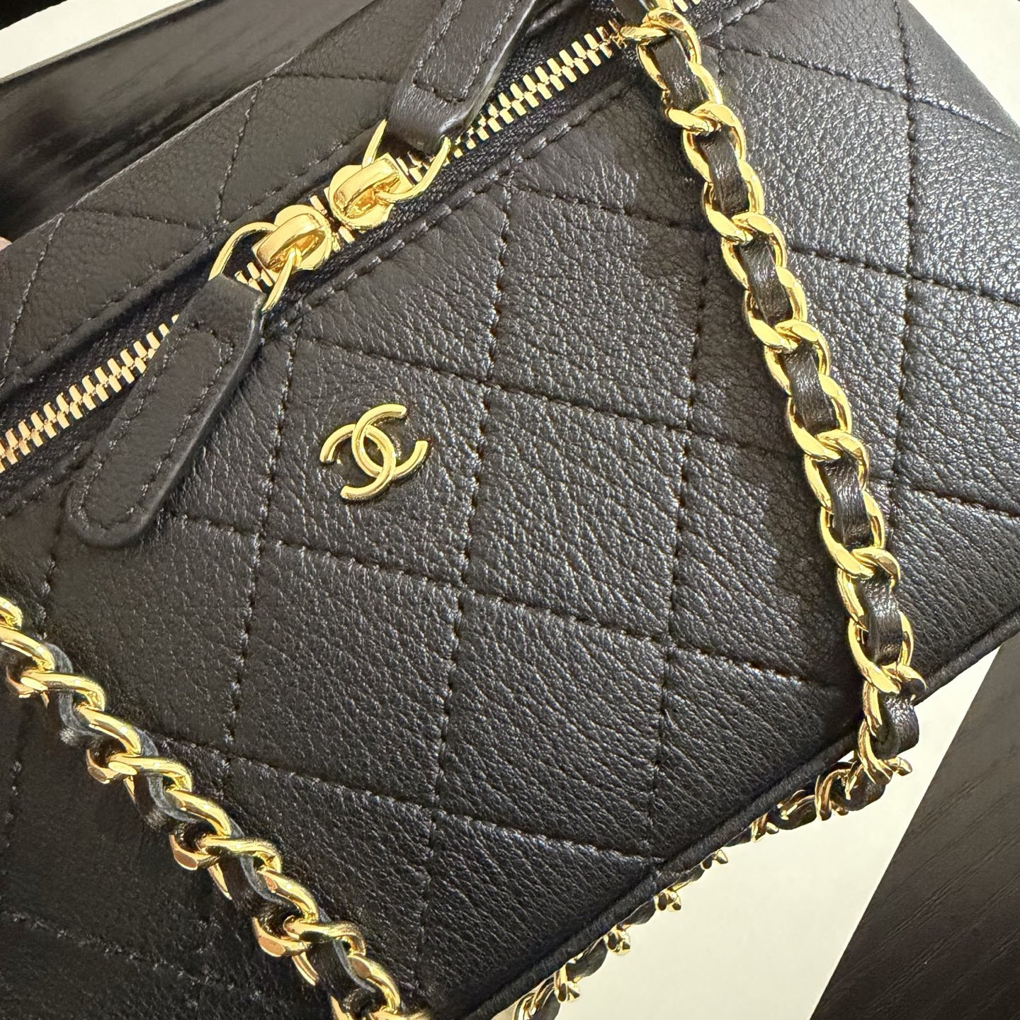 CHANEL Classic Vanity with chain Handbag 17x19.5x5cm
