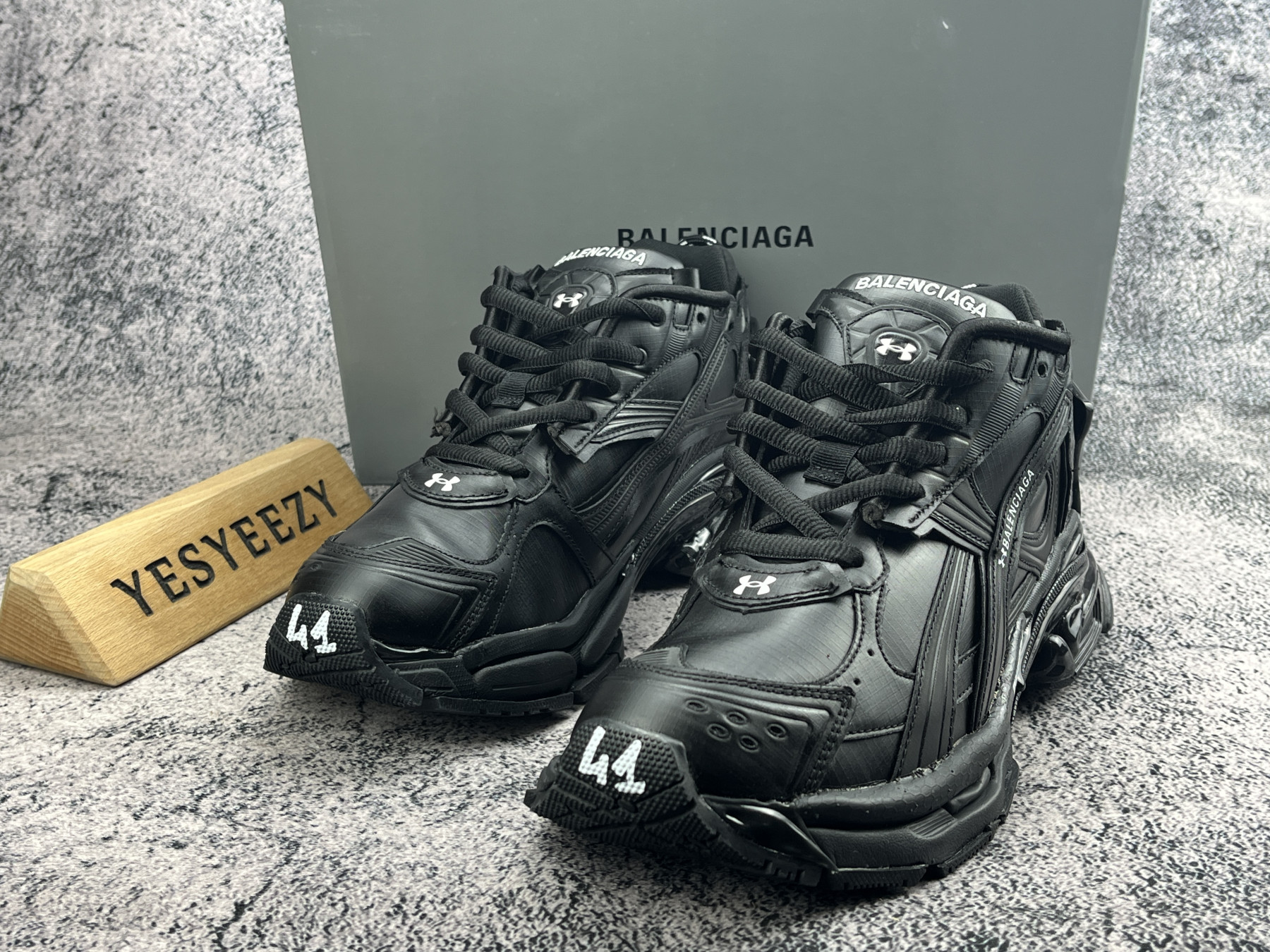 ua Ba1en*iaga runner sneaker