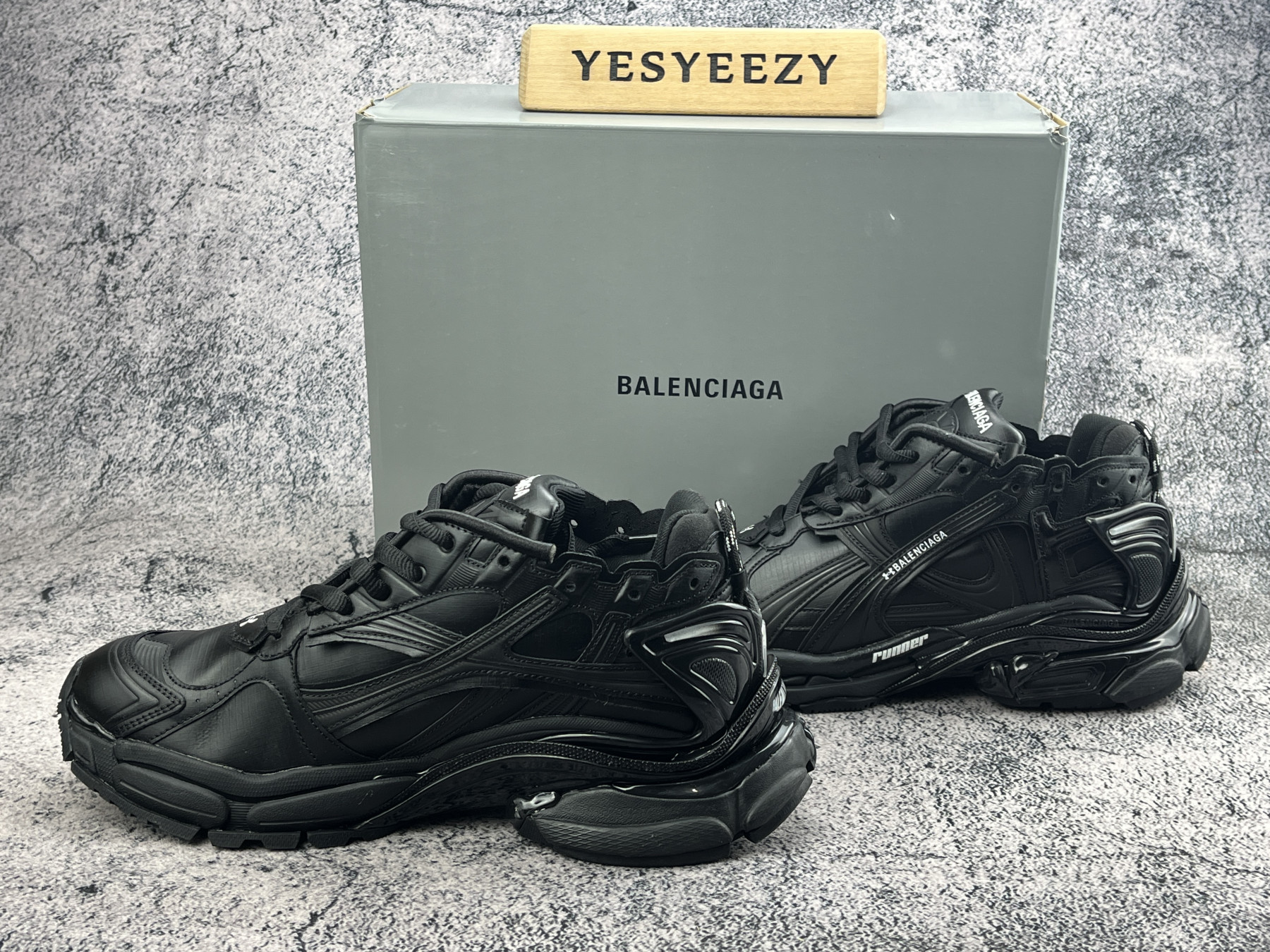 ua Ba1en*iaga runner sneaker