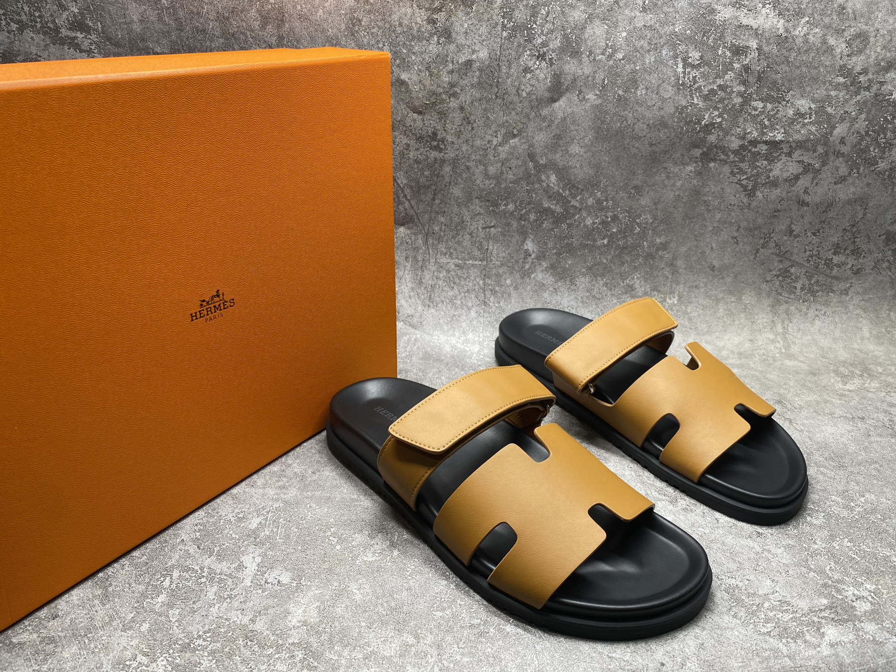 UA H**me5 Chypre Sandal