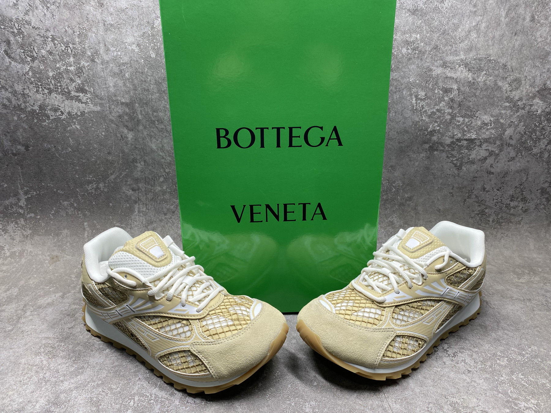 ua b0tte*a Ven*ta orbit sneaker