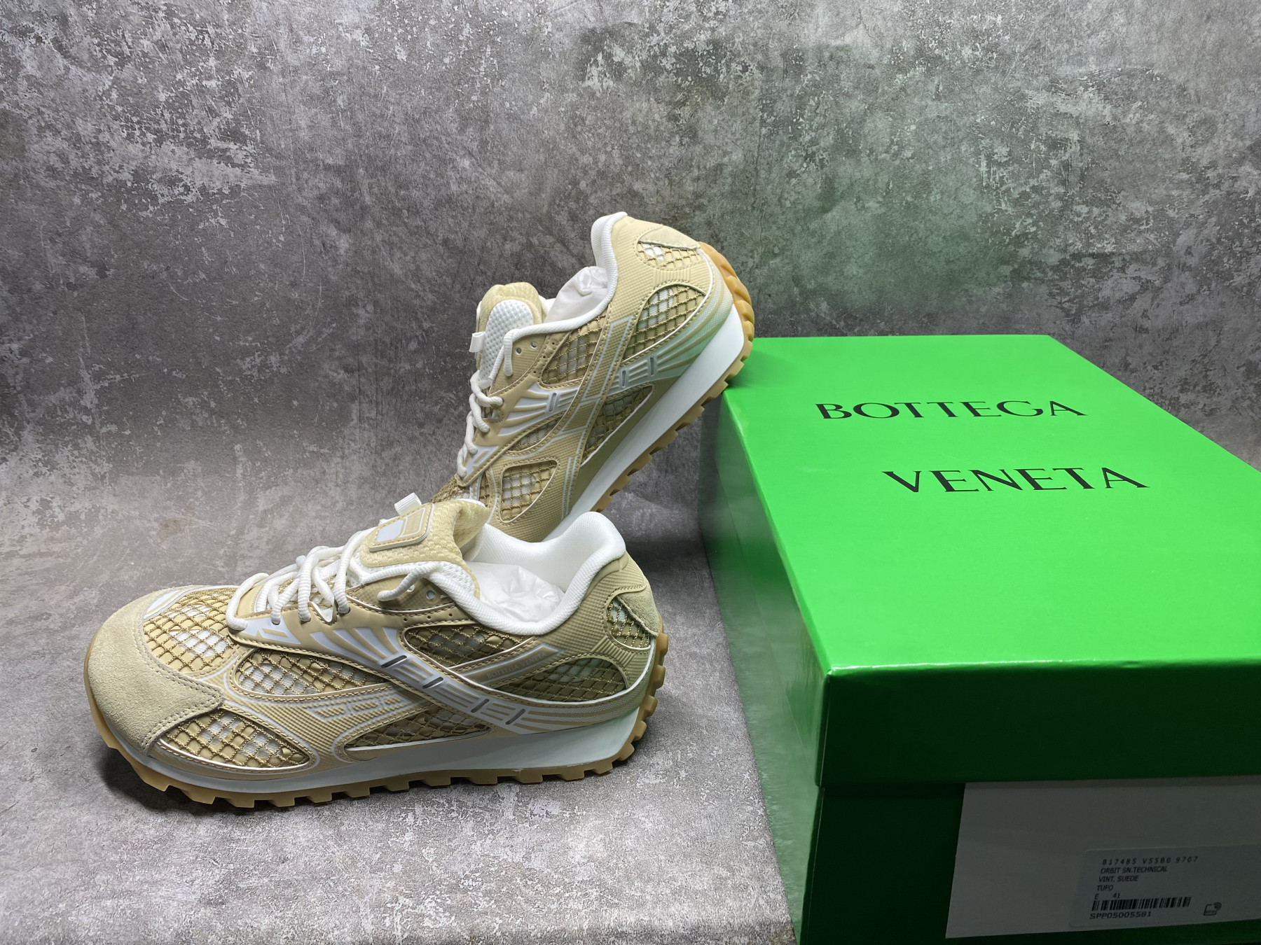 ua b0tte*a Ven*ta orbit sneaker
