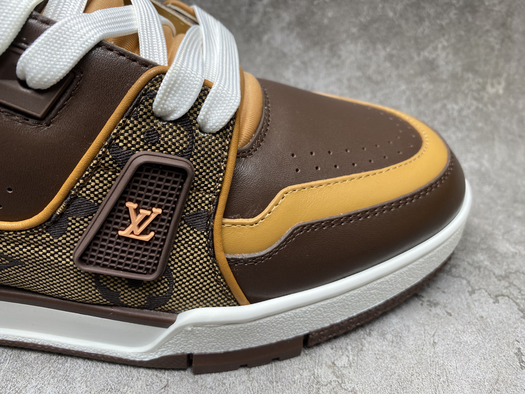 UA LV trainer Sneakers